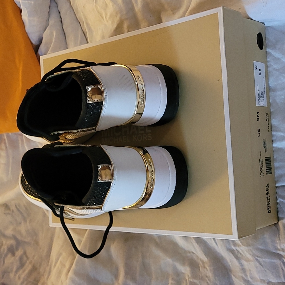 Shoes - Picture 3 of 4